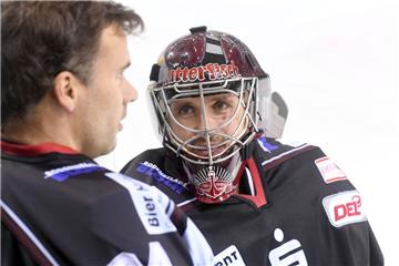 Der zuletzt bärenstarke Tomas Pöpperle stand erneut im Tor der Fischtown Pinguins. Links Ersatzmann Jaroslav Hübl.