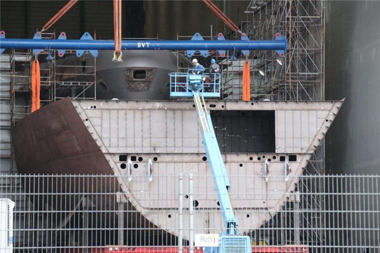 Der Zusammenbau der ersten beiden Sektionen für die erste von drei Fregatten – angelehnt an den Schiffstyp Meko A200 - für die ägyptische Marine hat im Fischereihafen von Bremerhaven begonnen.