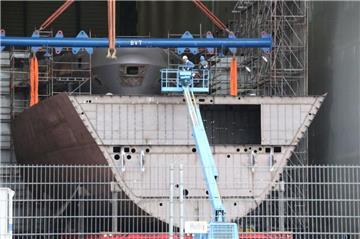 Der Zusammenbau der ersten beiden Sektionen für die erste von drei Fregatten – angelehnt an den Schiffstyp Meko A200 - für die ägyptische Marine hat im Fischereihafen von Bremerhaven begonnen.
