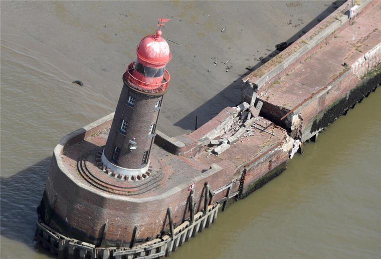 Wird der Hafen in Bremerhaven kaputtgespart? Senatorin schlägt Alarm! Schiefer Turm auf der eingesackten Nordmole.