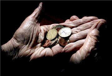 Eine ältere Frau hält Geld in der Hand, genauer: Münzen. Der Zuschuss zur Krankenversicherung kann Rentnern viel Geld sparen.