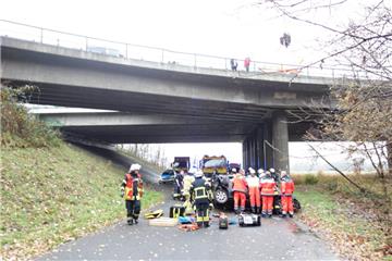 Der Zustand des Autofahrers, der mit seinem Wagen von der Autobahn 27 gestürzt ist, ist weiterhin kritisch. Er hat einen Schädelbasisbruch erlitten.