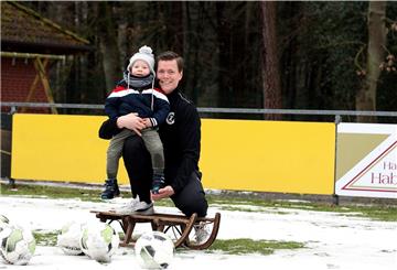 Der zweijährige Marten hat genau wie der Papa Christoph Lust auf Fußball.