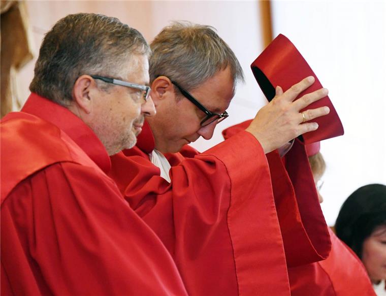Der Zweite Senat beim Bundesverfassungsgericht in Karlsruhe mit Peter Huber (von links) und Andreas Voßkuhle (Vorsitzender des Senats und Präsident des Gerichts) eröffnet die mündliche Verhandlung zu Eilanträgen gegen das Freihandelsabkommen Ceta. 