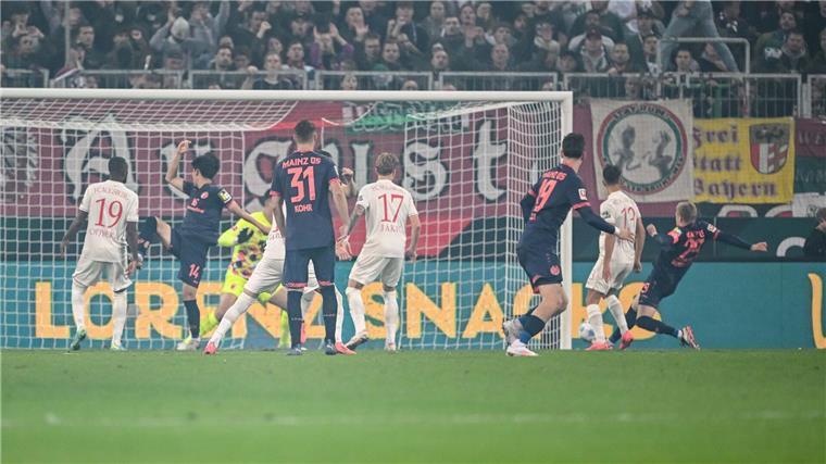 Der zweite Streich: Jonathan Burkardt (r) spitzelt den Ball mit dem Fuß zum 3:1 für Mainz ins Tor. 