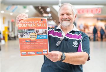 Dere neue City-Manager soll die Innenstadt beleben - das wünschen sich nicht nur die City-Skipper deren ehrenamtlicher Vorstand (im Bild Karlheinz Michen mit dem Aktionsflyer zum Summer Sale) solche Aktionen momentan „nebenher“ erledigen muss.