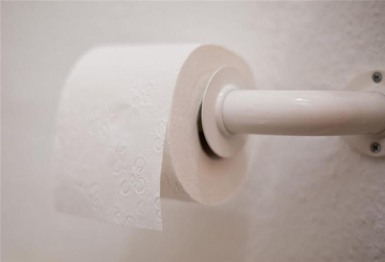 Eine Rolle Toilettenpapier (3-Lagig) hängt in Nürnberg an einem Rollenhalter.  