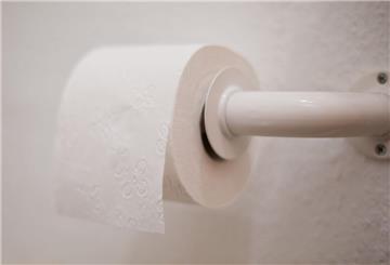 Eine Rolle Toilettenpapier (3-Lagig) hängt in Nürnberg an einem Rollenhalter.  