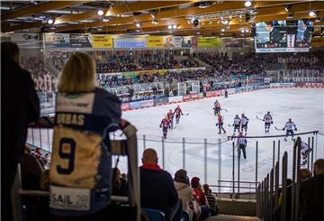 Derzeit dürfen 50 Prozent der Plätze in der Eisarena Bremerhaven belegt werden.