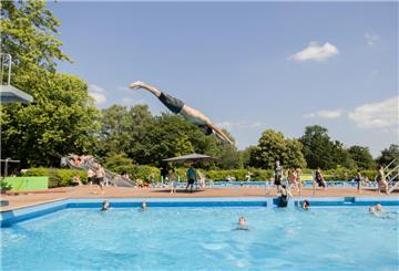 Derzeit kommt es zu einer erhöhten UV-Intensität und einer starken Wärmebelastung. Hier hilft dann wohl nur das Freibad - und ein guter Sonnenschutz. 