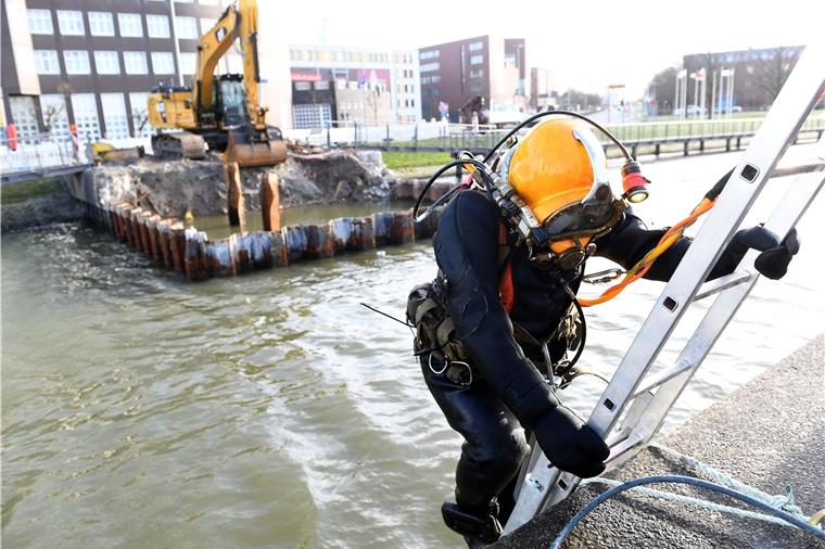 Derzeit sind Taucher im Alten Hafen im Einsatz, um den Weg für die „Seute Deern“ „freizuschneiden“.