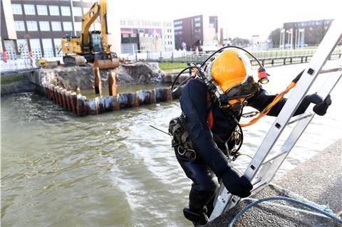 Derzeit sind Taucher im Alten Hafen im Einsatz, um den Weg für die „Seute Deern“ „freizuschneiden“.