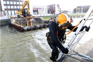 Derzeit sind Taucher im Alten Hafen im Einsatz, um den Weg für die „Seute Deern“ „freizuschneiden“.