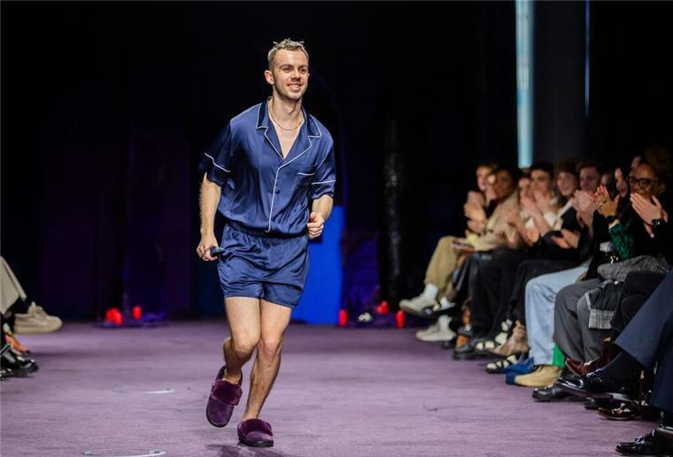Designer Jehor Baschtowenko saust in einem schlafanzugartigen Zweiteiler über den Laufsteg.