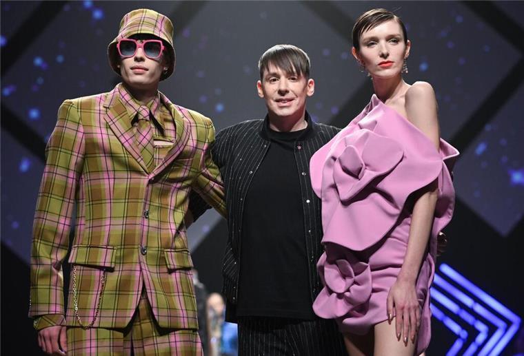 Designer Kilian Kerner (Mitte) mit Models bei seiner Show in der Verti Music Hall in Berlin.