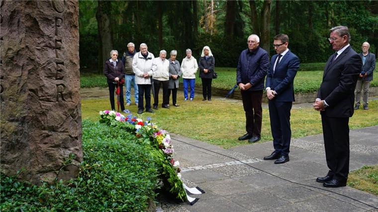 Detlef Cordes (von rechts) von der Stiftung Lager Sandbostel, der russische Vizekonsul Oleg Yakimovich und Günther Justen-Stahl vom Gedenkstättenverein legten Kränze in Sandbostel nieder. 