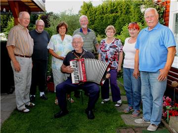 Detlef, John, Helga, „Akkordeon-Hans“, „Otto, die gute Seele vom Ostetal“, Uschi, Ursula und Leander schieben die Wolken in fröhlicher Runde mit den „Nordseewellen“ einfach musikalisch beiseite. 