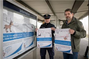 Detlef Moors, Präventionsbeauftragter der Bundespolizei und Thomas Schäfer vom Bahnhofmanagement Bremerhaven/Osnabrück (von links) präsentieren die Plakate. 