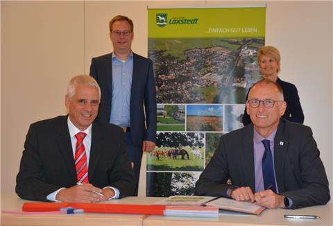 Detlef Wellbrock (vorne rechts) unterzeichnet für die Gemeinde Loxstedt den Kooperationsvertrag mit der Deutschen Glasfaser, vertreten durch den Leiter Gebietsentwicklung Nord, Ernst-Dietrich Braetsch (vorne links) sowie Thomas Breer, Projektleiter Vertrieb, sehr zur Freude auch von Amtsleiterin Gundula Ehlers, bei der Gemeinde unter anderem für die Breitbandversorgung zuständig.