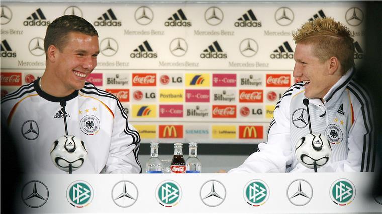 Deutlich mehr zu lachen gab es vor 18 Jahren, als die Nationalspieler Lukas Podolski (links) und Bastian Schweinsteiger auf einer Pressekonferenz zur Fußball-WM sprachen.