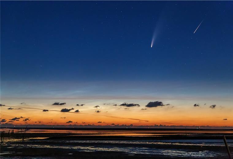 Schickt uns eure tollsten Bilder des Kometen Neowise Deutlich unterscheiden sich der Komet Neowise von der Sternschnuppe, die der Bremerhavener Maciej Libert gekonnt auf einer Aufnahme erwischt hat.
