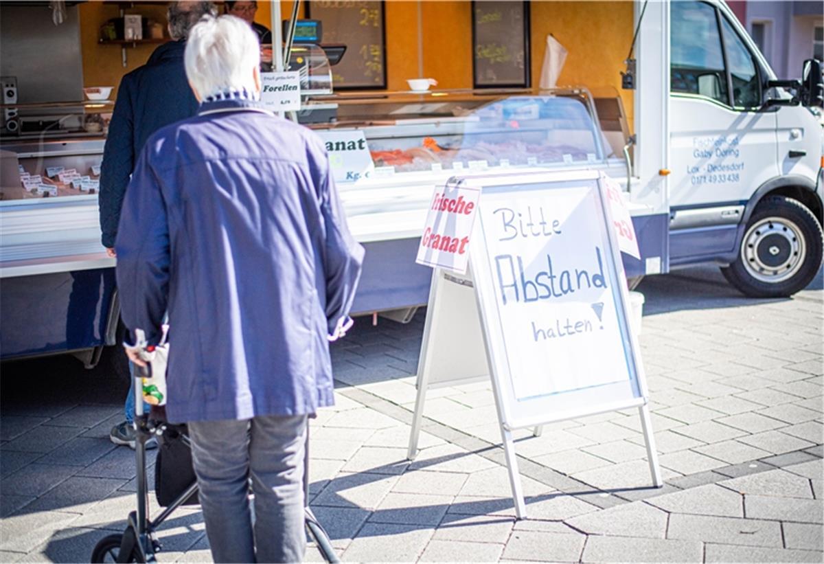 Deutlicher Hinweis an die Kunden, sich auf dem Wochenmarkt in Geestemünde diszipliniert zu verhalten. Die Polizei hat den Markt am Mittwoch bereits kontrolliert. Foto: Hartmann