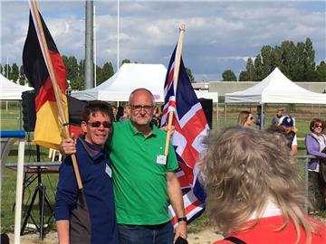 Deutsch-englischer Flaggentausch im französischen Ollainville: der Vertreter des englischen Tutbury, Tim Spencer-Smith (links), Arm in Arm mit Loxstedts Turn- und Sportvereinschef Frank Drop.