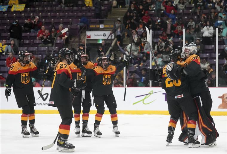 Eishockey-Frauen kämpfen 2025 in Bremerhaven um Olympia-Qualifikation Deutsche Eishockey-Nationalmannschaft der Frauen auf dem Eis.