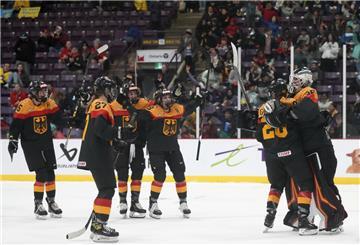 Deutsche Eishockey-Nationalmannschaft der Frauen auf dem Eis. 