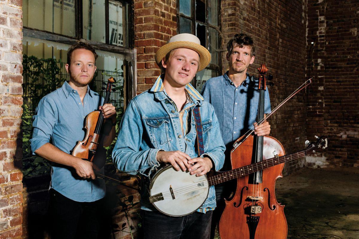 Deutsche Liedermachertradition, gepaart mit Elementen aus Irish Folk und Bluegrass: so lässt sich die Musik des David Lübke Trios beschreiben. Ein Konzert geben die drei Musiker am 31. Januar in der Mühle in Klein Meckelsen. 