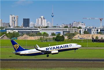 Ein Flugzeug der Fluggesellschaft Ryanair startet vom Hauptstadtflughafen Berlin Brandenburg BER. 