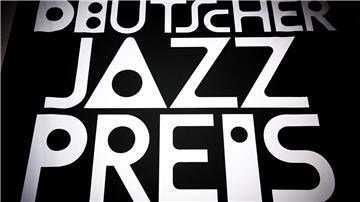 „Deutscher Jazzpreis“ steht auf einem Plakat.