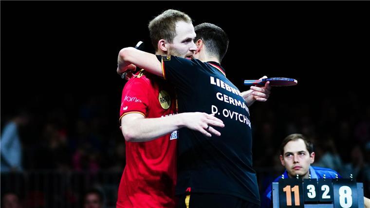 „Phänomenal“: Außenseiter Duda erst im EM-Finale gestoppt Deutsches Duell bei der Tischtennis-EM: Benedikt Duda (l) schlägt überraschend Dimitrij Ovtcharov.