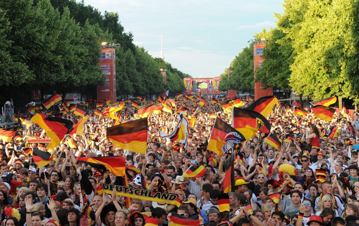 Zehn Jahre Sommermärchen: Erinnern Sie sich? Deutschland, ein Sommermärchen. Die Fußball-Weltmeisterschaft 2006 begeisterte die Fans in Deutschland. Foto Stache/dpa
