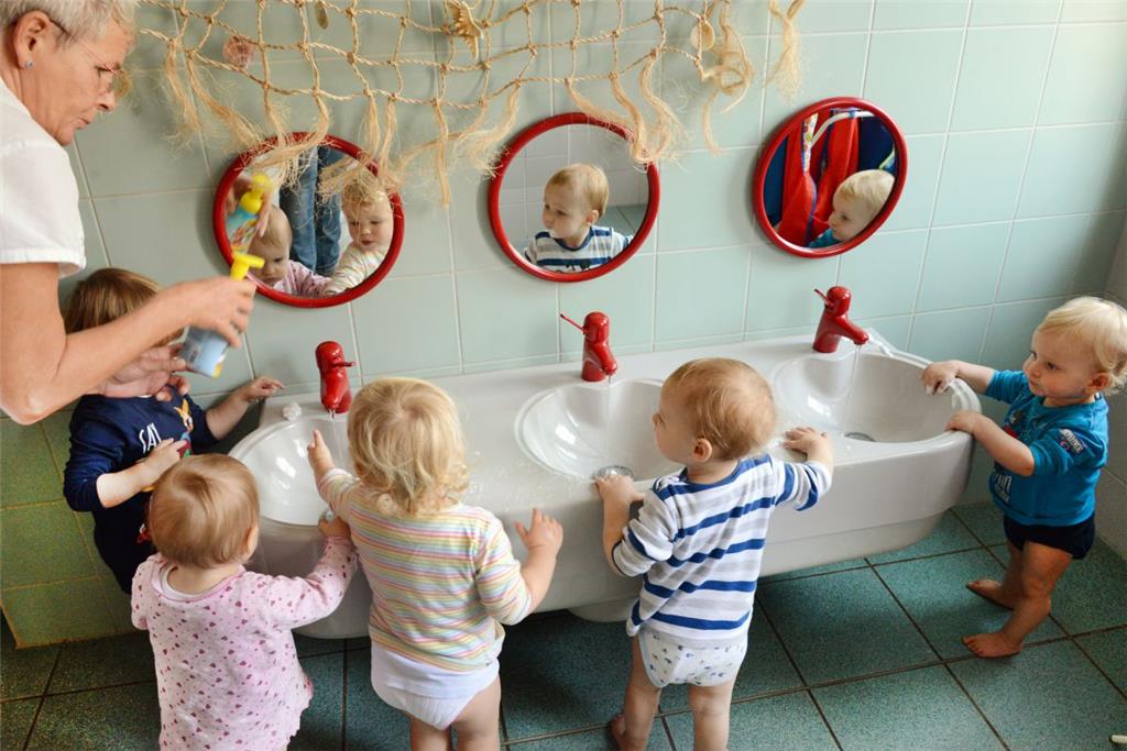 Deutschland gibt 4,2 Prozent seines Bruttoinlandsproduktes für Bildungsinstitutionen aus - im OECD-Mittel sind es mit 4,8 Prozent deutlich mehr. Laut OECD-Experte Schleicher gibt es einen deutlichen Unterschied in der Bildungsfinanzierung: Die meisten Staaten beteiligten durch Studiengebühren &quot;die gut verdienende Bildungsgewinner&quot; an der Finanzierung - in Deutschland bitte man die Jüngsten zur Kasse. Denn in der frühkindlichen Bildung liege der private Finanzierungsanteil bei etwa einem Viertel und damit deutlich über dem OECD-Schnitt.