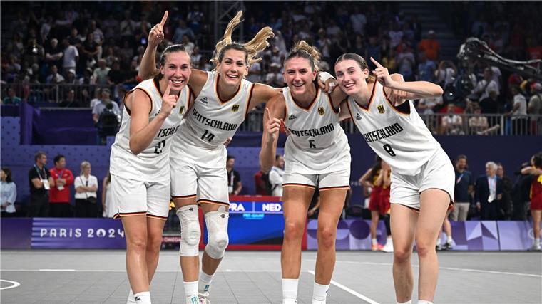 Olympiasieg und Umarmung mit Nowitzki: Gold für 3x3-Damen Deutschland ist Olympiasieger im 3x3 der Damen.
