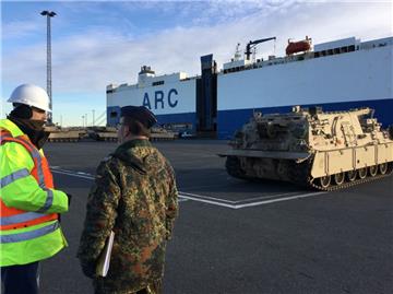 Deutschland ist Transitzone, Bremerhaven zentrale Verlade-Drehscheibe und die Bundeswehr logistischer Hauptpartner.