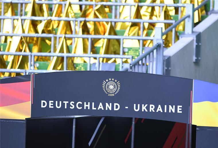 Deutschland - Ukraine steht auf dem Spielertunnel des Weserstadions.