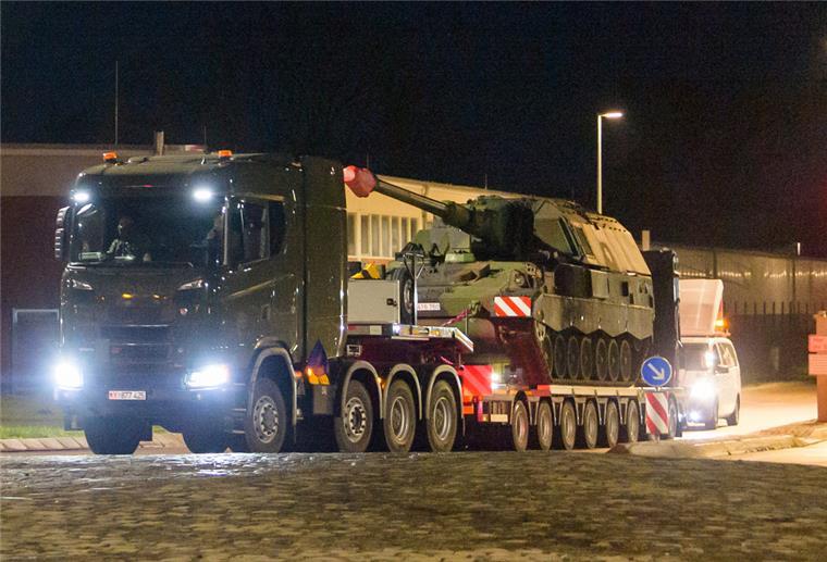 Deutschland liefert der Ukraine sieben Panzerhaubitzen Ein Tieflader der Bundeswehr verlässt mit einer Panzerhaubitze 2000 (PzH 2000) die Hindenburg-Kaserne in Richtung Litauen.