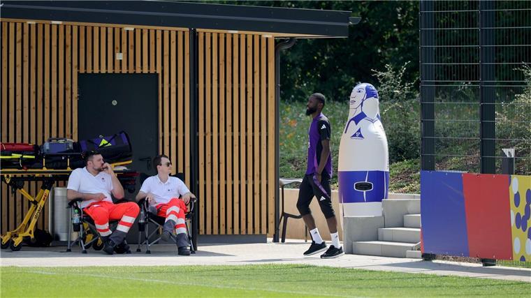 DFB-Vorbereitung auf Dänemark beginnt ohne Rüdiger Deutschlands Abwehrchef Antonio Rüdiger fehlte im Mannschaftstraining und absolvierte nur eine kleine Laufeinheit.