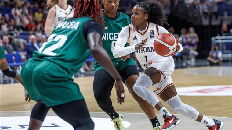 Deutschlands Alexia Peterson attackiert gegen Nigeria.