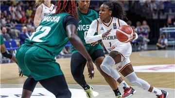 Deutschlands Alexia Peterson attackiert gegen Nigeria.