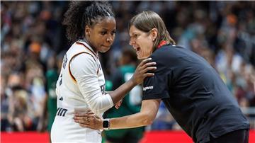Deutschlands Alexis Peterson im Gespräch mit Bundestrainerin Lisa Thomaidis.