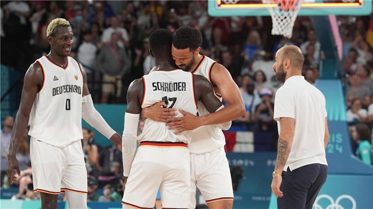 Deutschlands Basketballer brauchen noch einen Sieg zur Medaille.