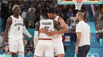 Deutschlands Basketballer brauchen noch einen Sieg zur Medaille.