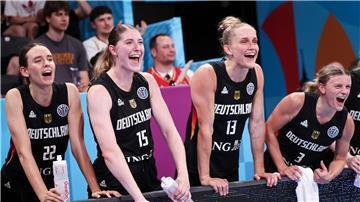 Deutschlands Basketballerinnen haben bei der EM das erste Platzierungsspiel gewonnen.