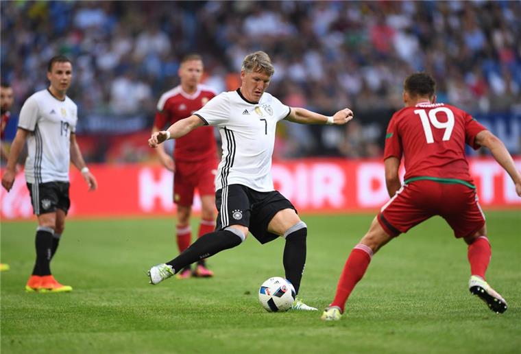 Fußball: Deutschland gewinnt letzten EM-Test gegen Ungarn 2:0 Deutschlands Bastian Schweinsteiger (Mitte) kam in der 68. Minuter nach seinen schweren Knieverletzungen zum Comeback.