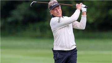 Deutschlands Bernhard Langer schlägt den Ball.