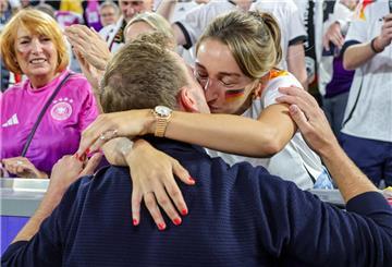 Deutschlands Bundestrainer Julian Nagelsmann küsst nach dem Sieg seine Freundin Lena Wurzenberger.