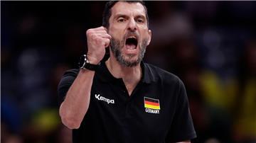 Deutschlands Cheftrainer Giulio Cesare Bregoli feiert einen Sieg gegen Kanada.